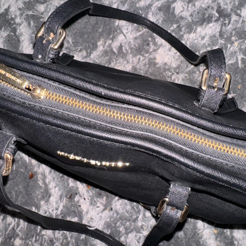 Beautiful Michael Kors tote !! - Picture 2 of 8